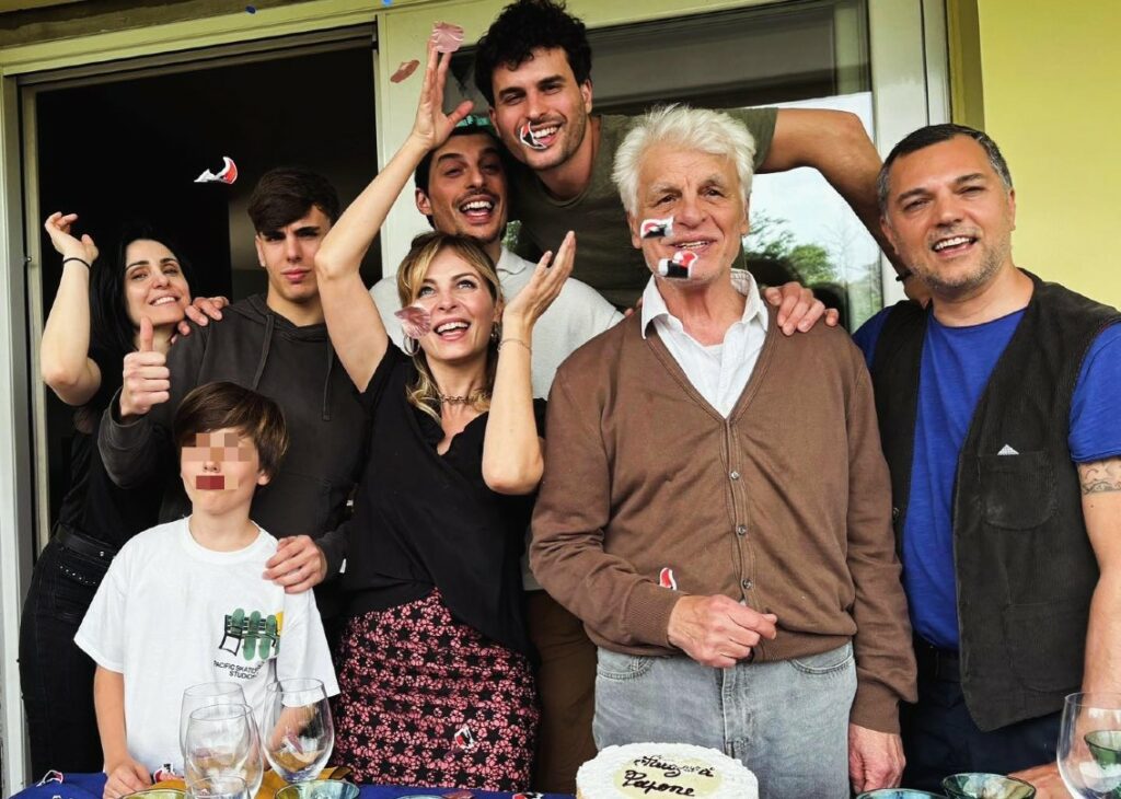 Michele Placido spegne 78 candeline insieme a tutti i cinque figli e alla giovane moglie Federica: le foto della festa con la famiglia allargata Michele Placido spegne 78 candeline insieme a tutti i cinque figli e alla giovane moglie Federica: le foto della festa con la famiglia allargata