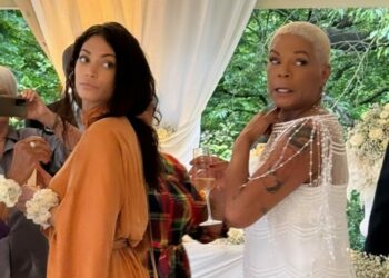 Elodie emozionata al matrimonio della mamma Claudia