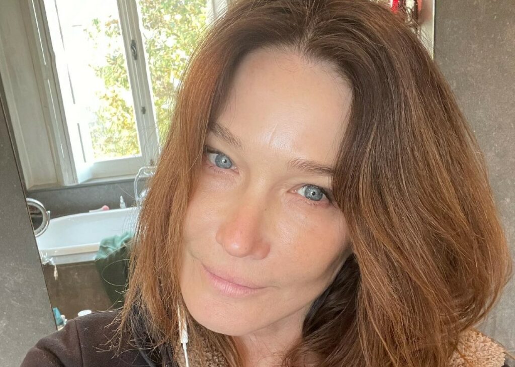 ''Digerire mi affatica e forse ho paura di prendere peso'': Carla Bruni parla del fatto che mangia solo la sera e poi tira avanti a tisane ''Digerire mi affatica e forse ho paura di prendere peso'': Carla Bruni parla del fatto che mangia solo la sera e poi tira avanti a tisane