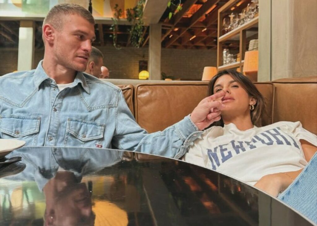 ''Elisabetta sembra che abbia 30 anni'': il nuovo fidanzato della Canalis, Georgian Cimpeanu, 15 anni meno di lei, parla su 'Diva' della differenza d’età ''Elisabetta sembra che abbia 30 anni'': il nuovo fidanzato della Canalis, Georgian Cimpeanu, 15 anni meno di lei, parla su 'Diva' della differenza d’età