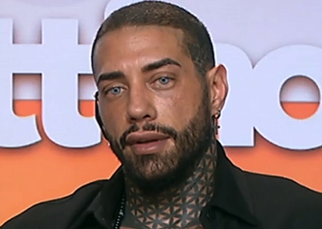 Francesco Chiofalo per la prima volta in tv dopo aver cambiato il colore degli occhi: a Mattino 4 ammette di non sapere cosa potrà succedere Francesco Chiofalo per la prima volta in tv dopo aver cambiato il colore degli occhi: a Mattino 4 ammette di non sapere cosa potrà succedere