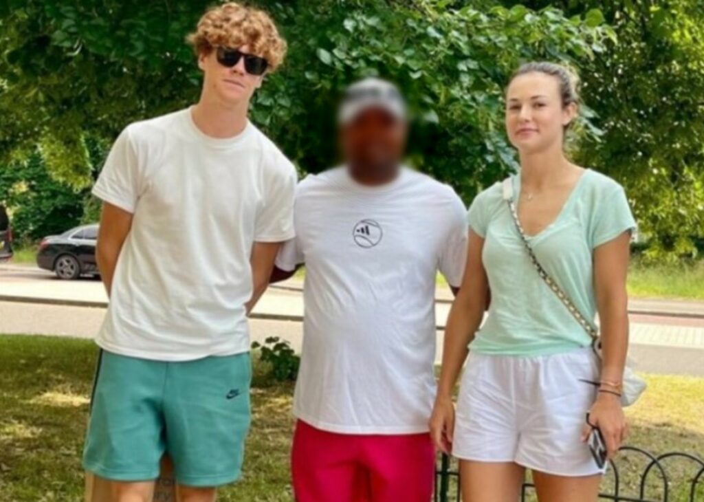 Per la prima volta il tennista Jannick Sinner posa insieme alla fidanzata Anna Kalinskaja: guarda