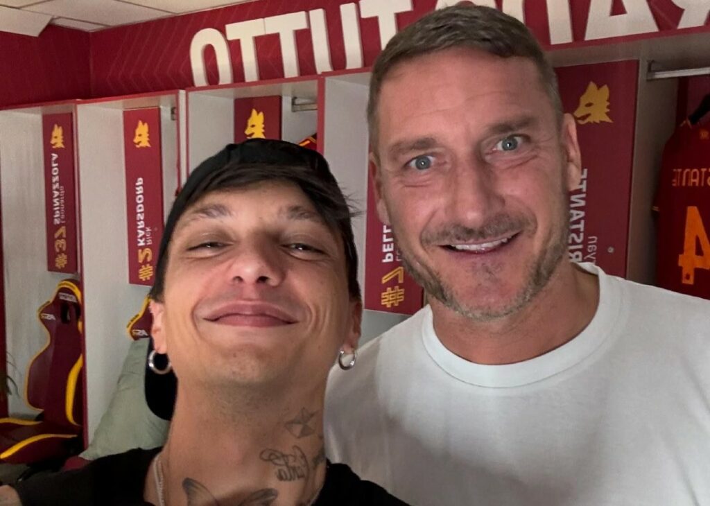 Francesco Totti al concerto di Ultimo con i figli Cristian e Isabel: dietro le quinte si divertono col cantante Francesco Totti al concerto di Ultimo con i figli Cristian e Isabel: dietro le quinte si divertono col cantante