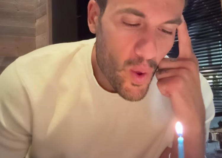 Pierpaolo Pretelli festeggia 34 anni e spegne le candeline con Giulia Salemi Pierpaolo Pretelli festeggia 34 anni e spegne le candeline con Giulia Salemi