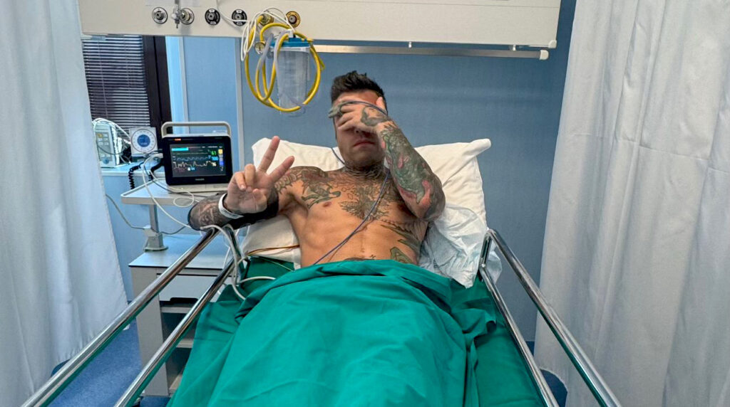 Fedez di nuovo ricoverato per un’emorragia interna, pubblica foto in ospedale e spiega di aver rischiato ancora di morire Fedez di nuovo ricoverato per un’emorragia interna, pubblica foto in ospedale e spiega di aver rischiato ancora di morire
