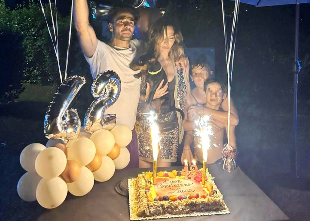Laura Chiatti festeggia 42 anni nel giardino della sua villa in Umbria con il marito Marco Bocci, i figli e i fuochi d'artificio: foto