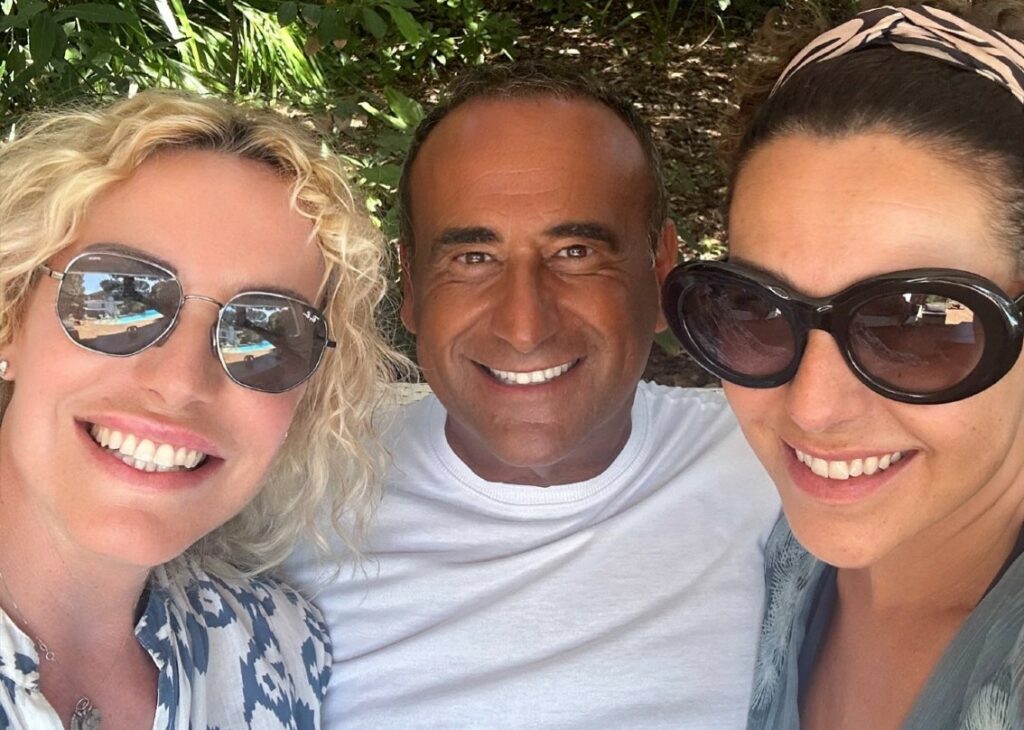 Antonella Clerici in vacanza con Carlo Conti: felice e sorridente in Toscana dopo l'operazione d'urgenza, le immagini Antonella Clerici in vacanza con Carlo Conti: felice e sorridente in Toscana dopo l'operazione d'urgenza, le immagini