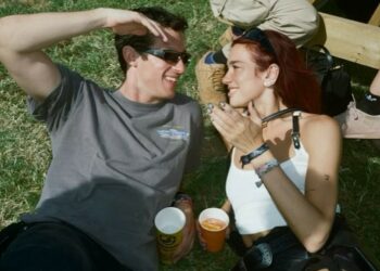 Dua Lipa esce allo scoperto con il nuovo fidanzato attore Callum Turner: foto