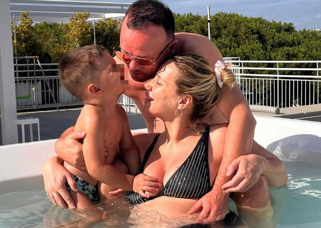 Gigi D'Alessio e la compagna incinta si godono l'estate in costume in piscina in attesa del secondo figlio in arrivo: guarda Gigi D'Alessio e la compagna incinta si godono l'estate in costume in piscina in attesa del secondo figlio in arrivo: guarda