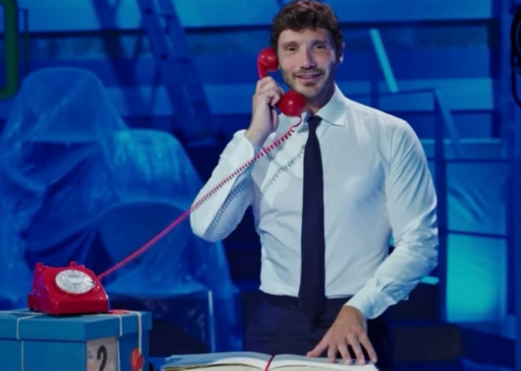 Le prime immagini di Stefano De Martino conduttore di Affari Tuoi in studio: impazzano i rumour sulla paga da capogiro in Rai Le prime immagini di Stefano De Martino conduttore di Affari Tuoi in studio: impazzano i rumour sulla paga da capogiro in Rai