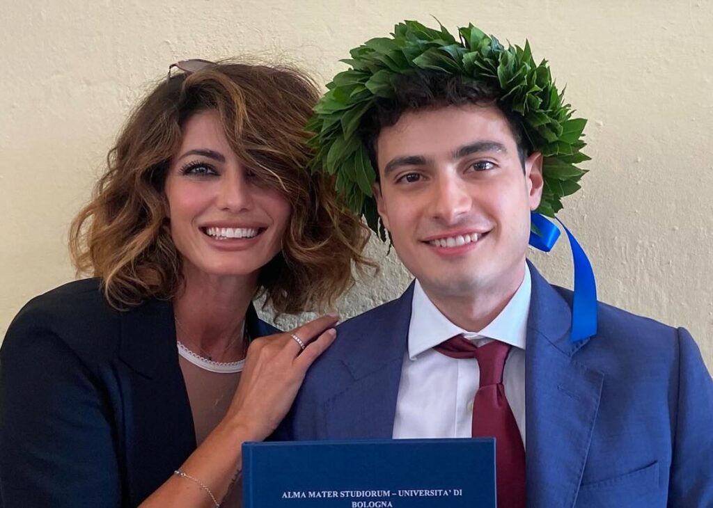 Samanta Togni orgogliosissima alla laurea del figlio Edoardo: in cosa si è diplomato e le immagini Samanta Togni orgogliosissima alla laurea del figlio Edoardo: in cosa si è diplomato e le immagini