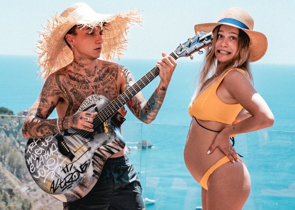 Jacqueline Di Giacomo col pancione al sesto mese accompagna il fidanzato Ultimo in Sicilia durante il suo tour e si mette in costume: foto Jacqueline Di Giacomo col pancione al sesto mese accompagna il fidanzato Ultimo in Sicilia durante il suo tour e si mette in costume: foto