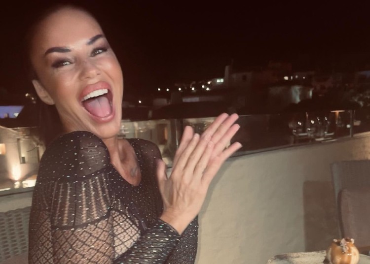 Antonella Mosetti festeggia 49 anni in Sardegna con gli amici