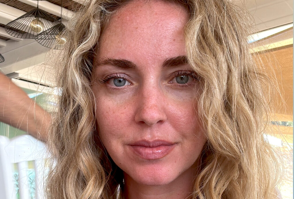 ''Completamente senza make up e con i capelli al naturale'': Chiara Ferragni mostra un selfie senza trucco dal mare