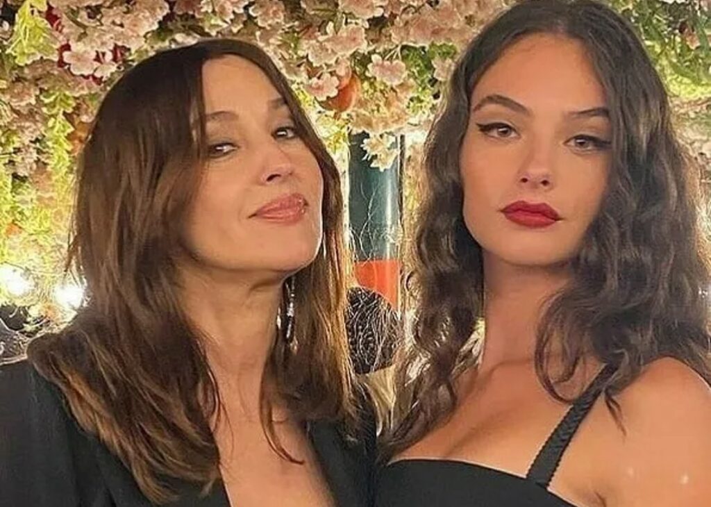 ''Oggi chiedo a mia figlia quando è libera per cenare insieme'': Monica Bellucci racconta quanto è impegnata tra moda e film la primogenita Deva ''Oggi chiedo a mia figlia quando è libera per cenare insieme'': Monica Bellucci racconta quanto è impegnata tra moda e film la primogenita Deva