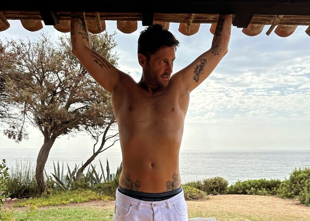 ''Gli addominali? Venduti'': Filippo Bisciglia si mostra a petto nudo e scherza sul suo fisico senza 'tartaruga'