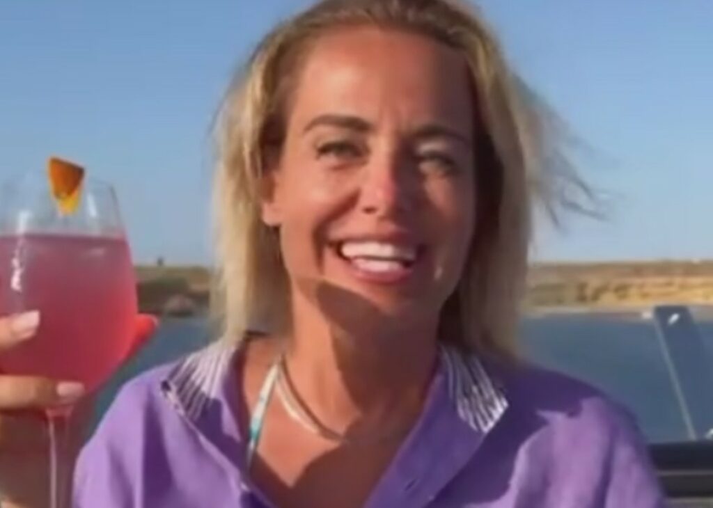 Sonia Bruganelli annuncia la sua partecipazione a Ballando con le Stelle dalla barca al mare: il video col cocktail in mano