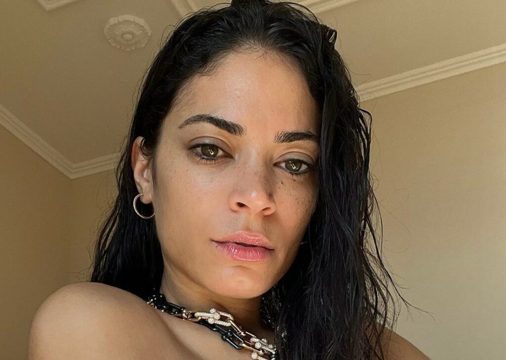 ''Il corpo non ha niente di scabroso, non mi imbarazza mostrare il fisico'': Elodie parla delle nuove foto per il Calendario Pirelli