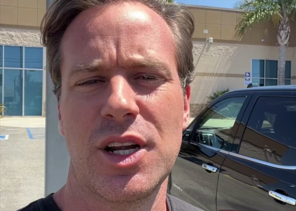 L’attore Armie Hammer al verde: ''Vendo il pickup, non posso permettermi la benzina'' L’attore Armie Hammer al verde: ''Vendo il pickup, non posso permettermi la benzina''