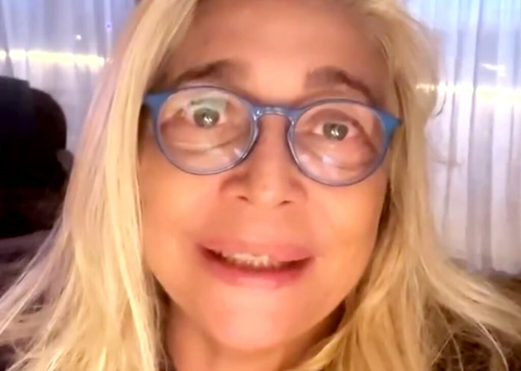 ''A poco a poco sto ricominciando a vedere'': Mara Venier si prepara ai nuovi interventi agli occhi dopo lo shock estivo ''A poco a poco sto ricominciando a vedere'': Mara Venier si prepara ai nuovi interventi agli occhi dopo lo shock estivo