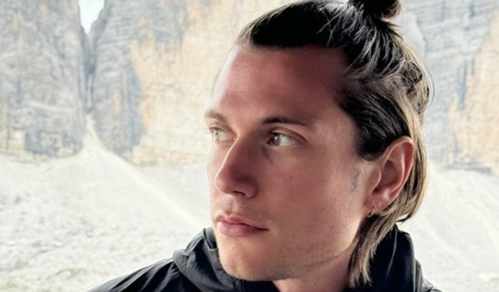 Benjamin Mascolo, nuova vita e nuovo look: il cantante in vacanza mostra i capelli lunghissimi 