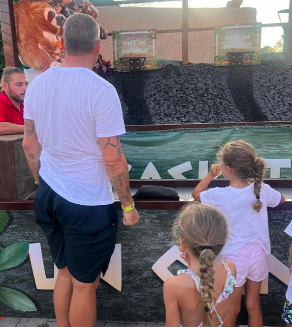 Christian Vieri a Mirabilandia con le figlie Isabel e Stella Christian Vieri a Mirabilandia con le figlie Isabel e Stella