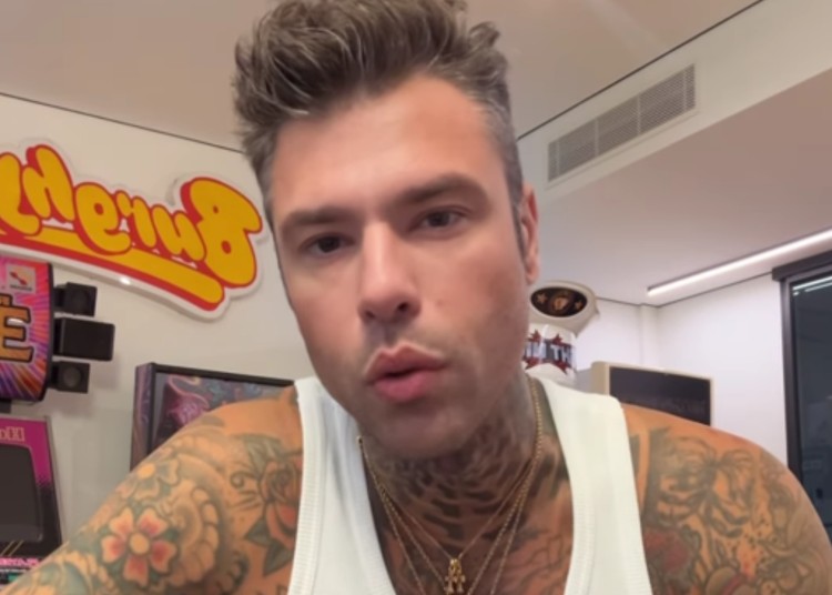 Fedez parla della canzone cantata male Fedez parla della canzone cantata male