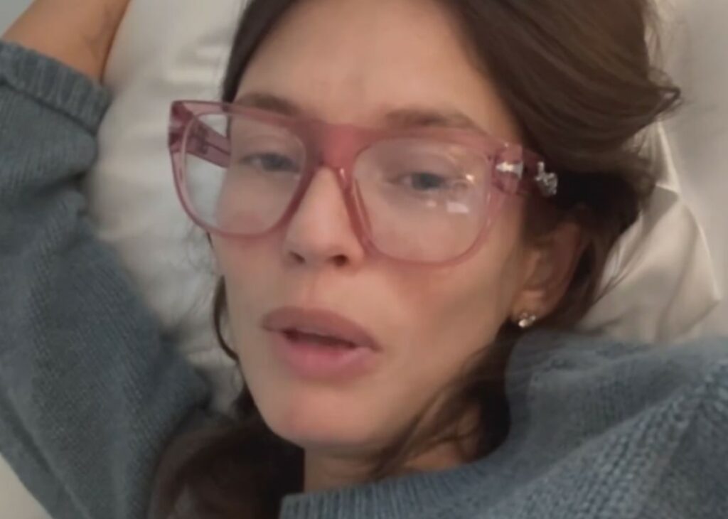 ''Sto cercando di vivere una vita il più normale possibile'': Bianca Balti dimessa dopo l'operazione per il tumore, aggiorna via social