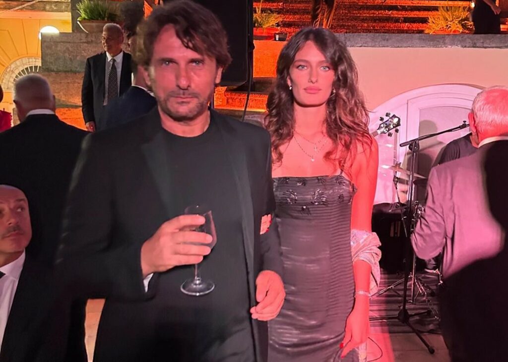 Licia Colò mostra orgogliosa la figlia 19enne Liala nell'abito da sera appartenuto alla nonna: ''Per me è molto toccante''