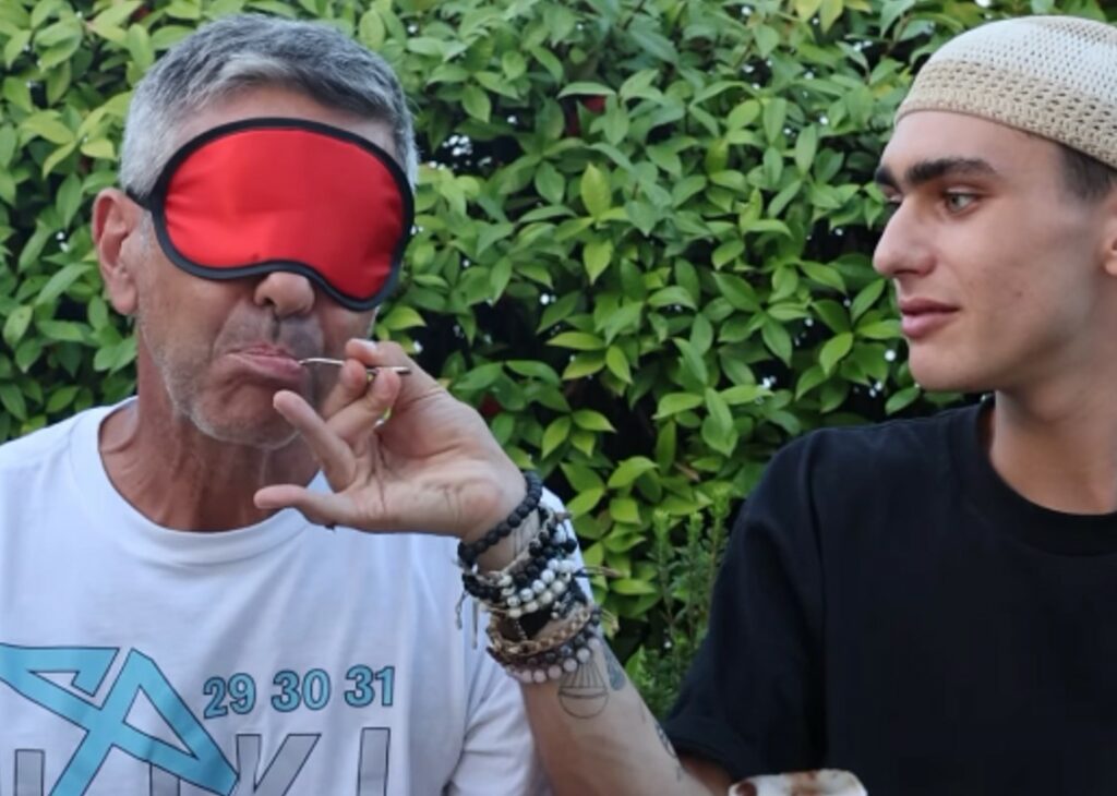 Achille Costacurta e papà Billy provano bendati la nuova Nutella vegana per capire se riescono a distinguerla dall'altra: guarda Achille Costacurta e papà Billy provano bendati la nuova Nutella vegana per capire se riescono a distinguerla dall'altra: guarda
