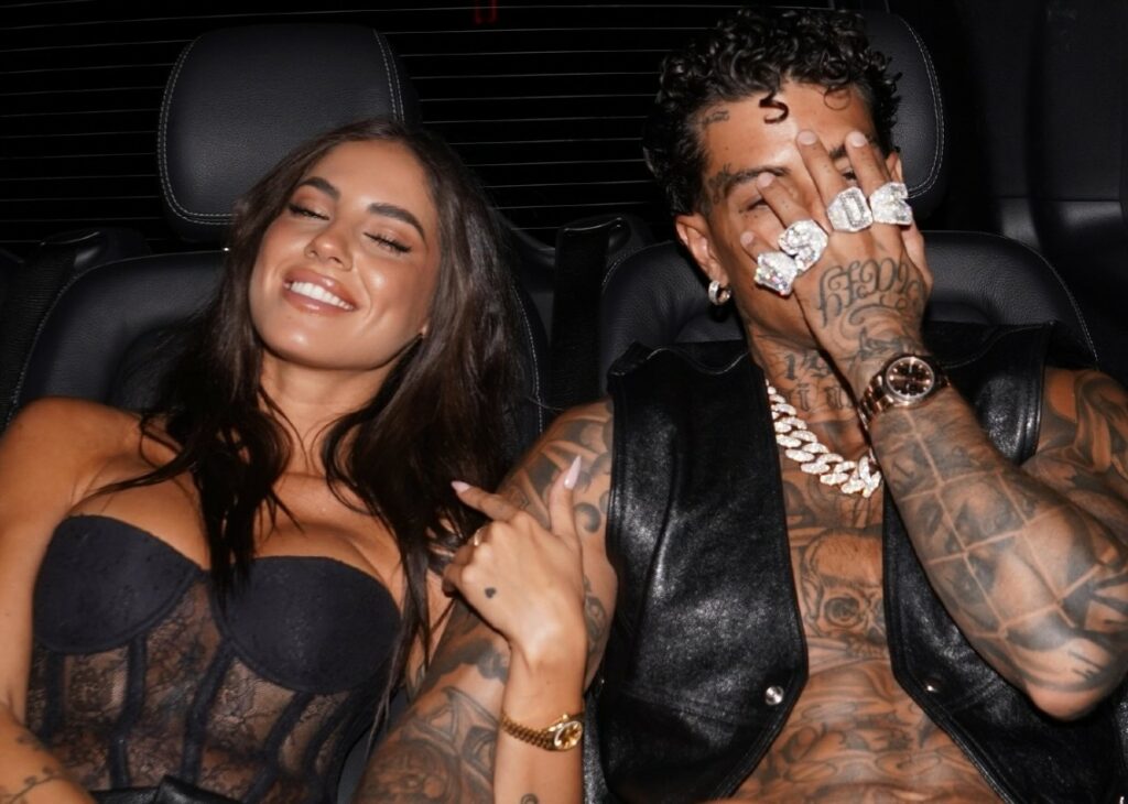 La prima foto social di Giulia De Lellis e Tony Effe, la nuova coppia dello showbiz abbracciata in auto: guarda La prima foto social di Giulia De Lellis e Tony Effe, la nuova coppia dello showbiz abbracciata in auto: guarda