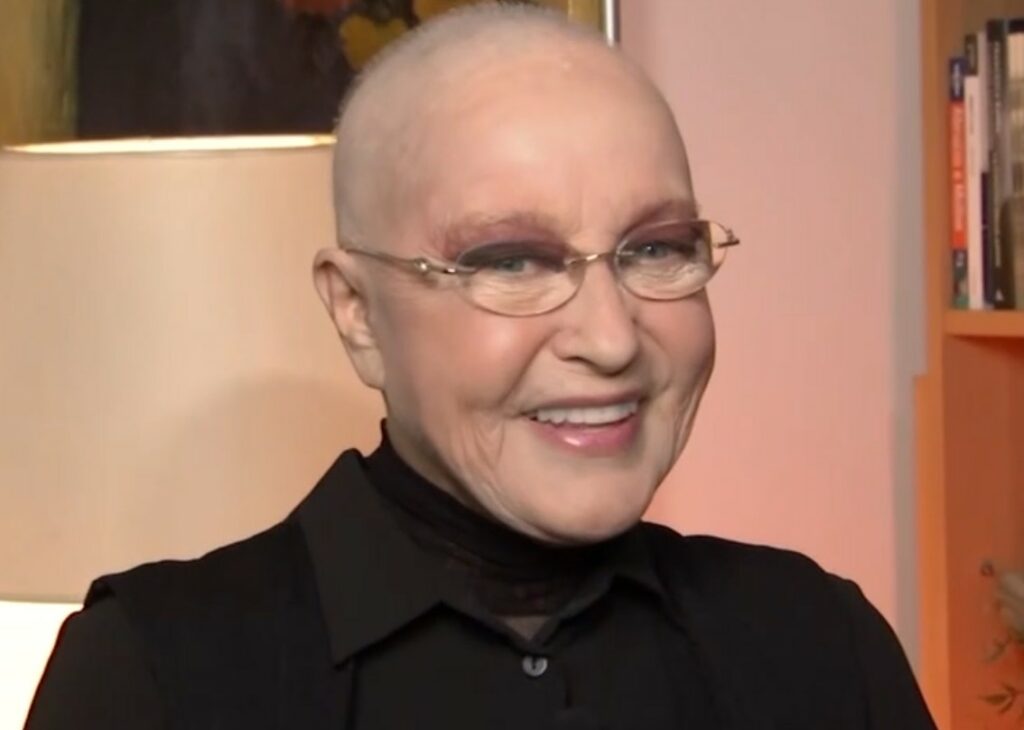 ''Sono fatalista'': Eleonora Giorgi mostra la testa calva a causa dei trattamenti anti-cancro in tv e spiega come sta ''Sono fatalista'': Eleonora Giorgi mostra la testa calva a causa dei trattamenti anti-cancro in tv e spiega come sta