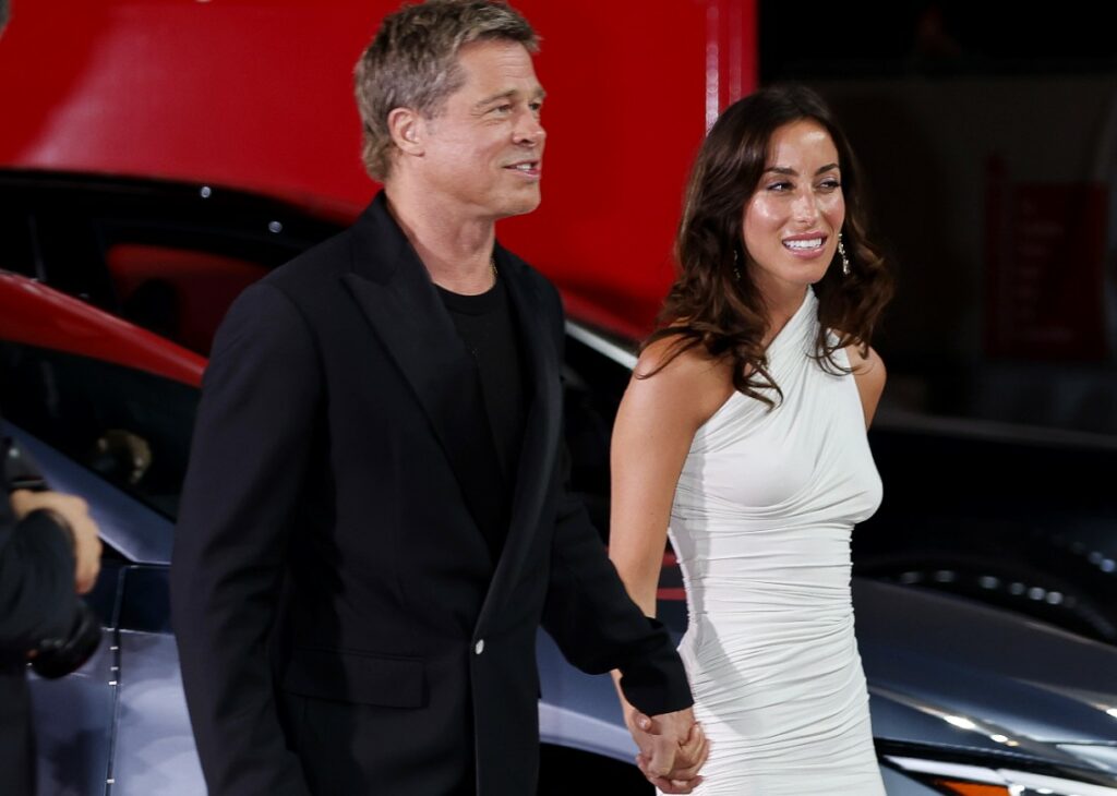 Brad Pitt e la nuova fidanzata con 26 anni meno di lui a Venezia: l’attore e Ines de Ramon mano nella mano Brad Pitt e la nuova fidanzata con 26 anni meno di lui a Venezia: l’attore e Ines de Ramon mano nella mano