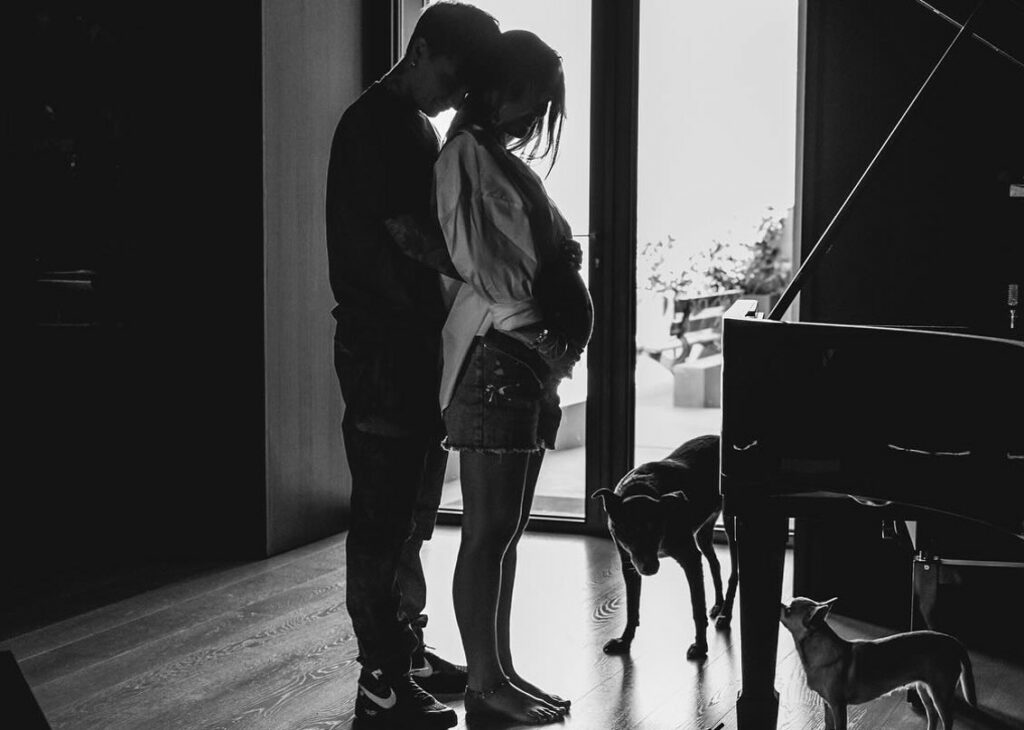 Ultimo e Jacqueline volano in America poco prima del parto: ecco il probabile motivo per cui il figlio nascerà negli USA Ultimo e Jacqueline volano in America poco prima del parto: ecco il probabile motivo per cui il figlio nascerà negli USA