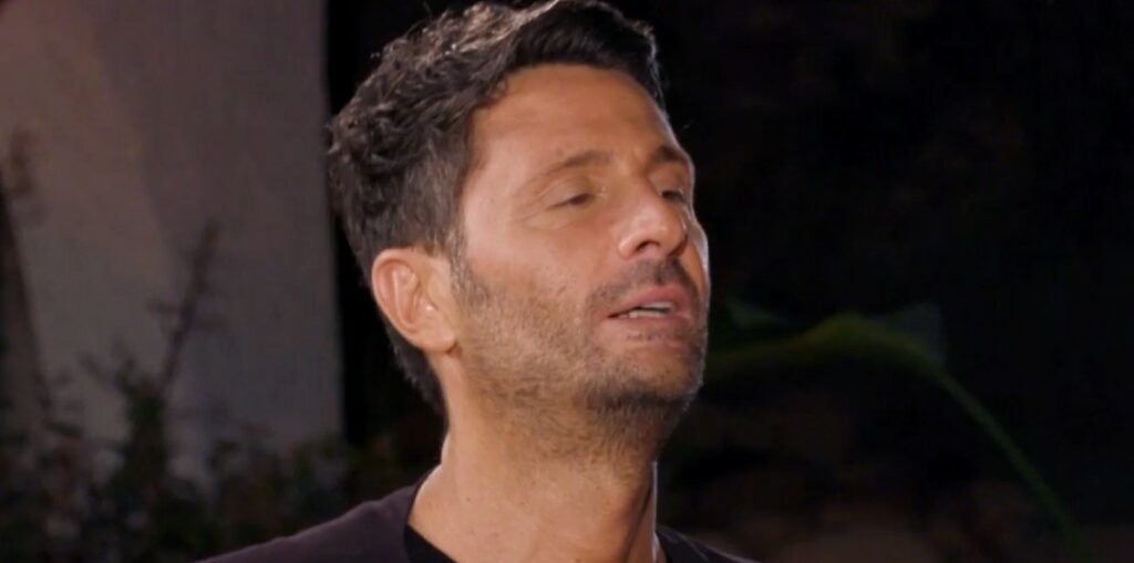 Filippo Bisciglia crolla durante la finale di Temptation Island e rivela la sua sensibilità: commosso durante il falò, guarda Filippo Bisciglia crolla durante la finale di Temptation Island e rivela la sua sensibilità: commosso durante il falò, guarda