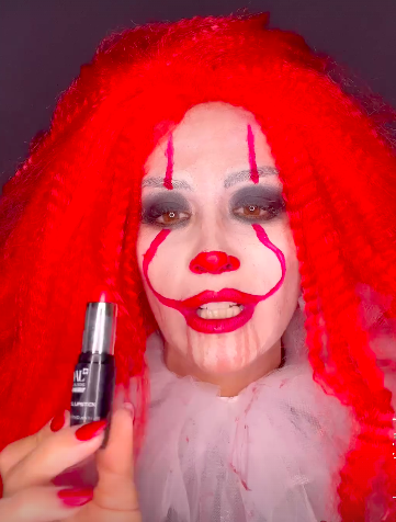 Giorgia Palmas mostra il tutorial del suo travestimento 'pauroso' per Halloween