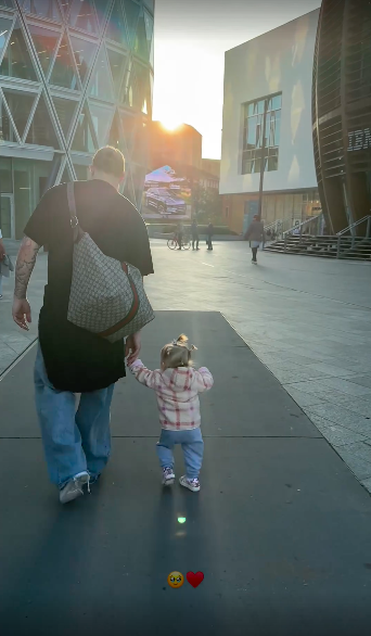 I primi passi della figlia di Diletta Leotta con il papà a Milano I primi passi della figlia di Diletta Leotta con il papà a Milano