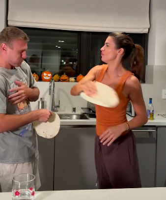 Elisabetta Canalis e il fidanzato Georgian Cimpeanu fanno la piadina challenge a Los Angeles Elisabetta Canalis e il fidanzato Georgian Cimpeanu fanno la piadina challenge a Los Angeles