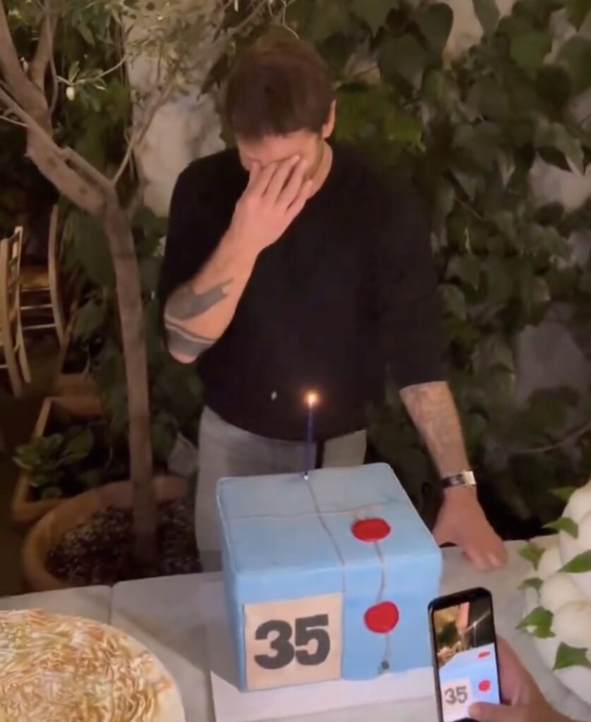 Stefano De Martino in lacrime alla festa per i suoi 35 anni