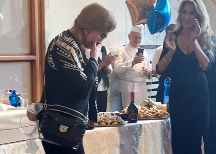 Milly Carlucci e le lacrime di gioia per la festa a sorpresa per i suoi 70 anni negli studi di 'Ballando con le Stelle' Milly Carlucci e le lacrime di gioia per la festa a sorpresa per i suoi 70 anni negli studi di 'Ballando con le Stelle'
