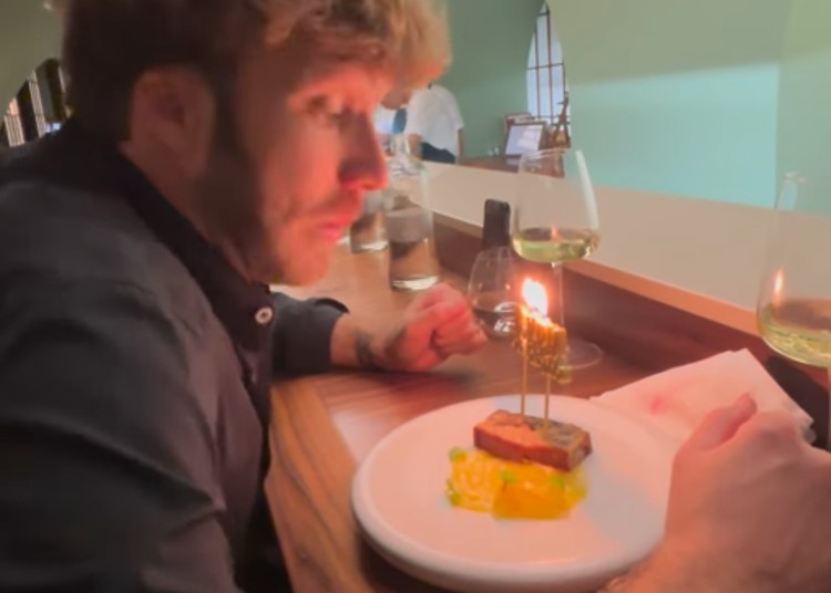 Paolo Ciavarro festeggia 33 anni con una cena romanticissima insieme alla moglie Clizia Incorvaia Paolo Ciavarro festeggia 33 anni con una cena romanticissima insieme alla moglie Clizia Incorvaia