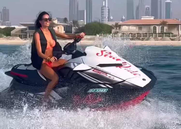 Elisabetta Gregoraci scatenata sulla moto d'acqua a Dubai