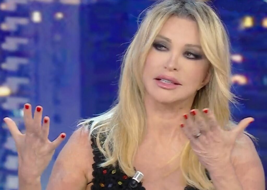''Sonia Bruganelli non mi piace, c'è qualcosa che non è totalmente limpido'': Paola Ferrari attacca l'ex moglie di Bonolis in diretta ''Sonia Bruganelli non mi piace, c'è qualcosa che non è totalmente limpido'': Paola Ferrari attacca l'ex moglie di Bonolis in diretta
