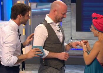 Stefano De Martino organizza una proposta di nozze ad 'Affari Tuoi', porta le fedi ai concorrenti e li guida dopo il 'sì': guarda