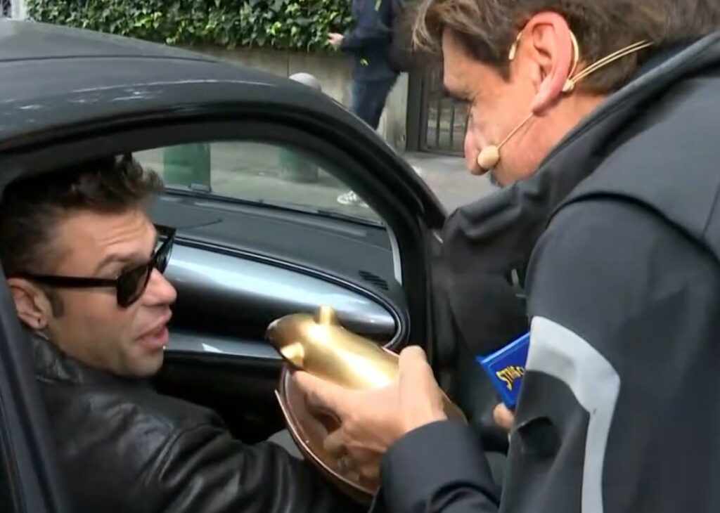 ''Paghi con una bella querela'': Fedez minaccia azioni legali a Staffelli che gli chiedeva dei suoi 'bodyguard' ultrà arrestati ''Paghi con una bella querela'': Fedez minaccia azioni legali a Staffelli che gli chiedeva dei suoi 'bodyguard' ultrà arrestati