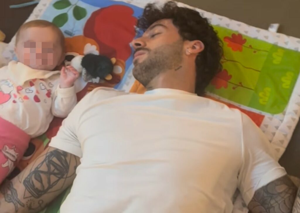 Andreas Muller si addormenta dalla stanchezza mentre controlla gemelline, Veronica Peparini riprende tutto: guarda Andreas Muller si addormenta dalla stanchezza mentre controlla gemelline, Veronica Peparini riprende tutto: guarda