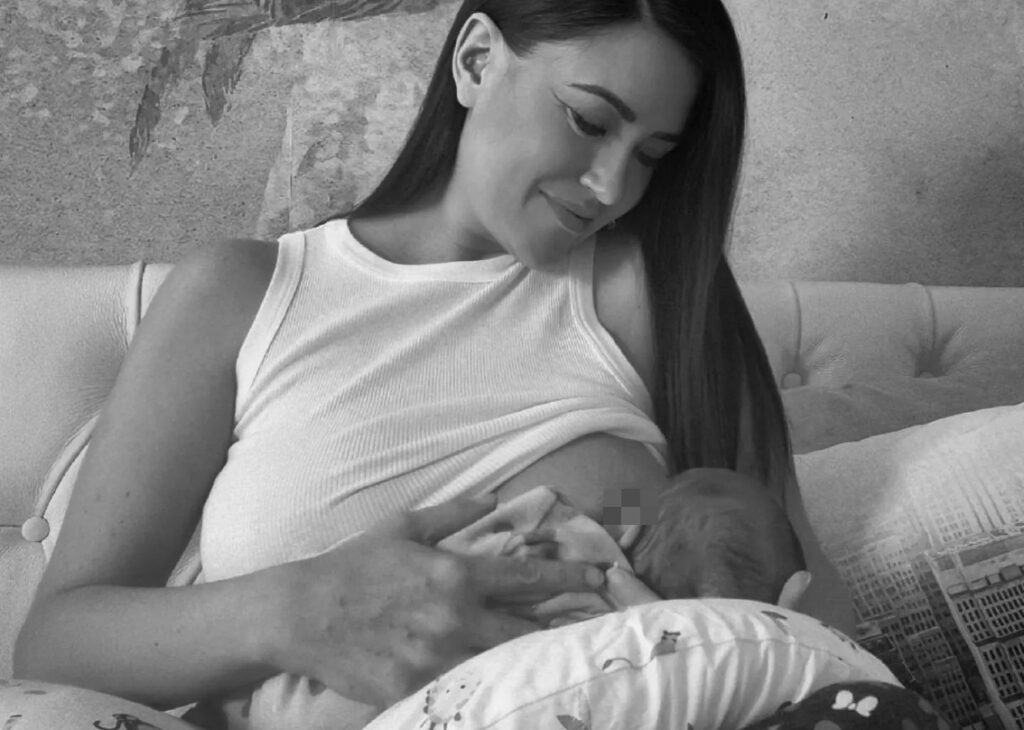 Claudia Ruggeri, Miss Claudia di 'Avanti un Altro' e cognata della Bruganelli, mostra il tenero scatto mentre allatta la figlia di 15 giorni Claudia Ruggeri, Miss Claudia di 'Avanti un Altro' e cognata della Bruganelli, mostra il tenero scatto mentre allatta la figlia di 15 giorni