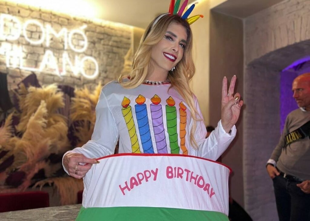 Il chirurgo dei vip Giacomo Urtis festeggia 47 anni vestito da torta: le immagini del compleanno a Milano Il chirurgo dei vip Giacomo Urtis festeggia 47 anni vestito da torta: le immagini del compleanno a Milano