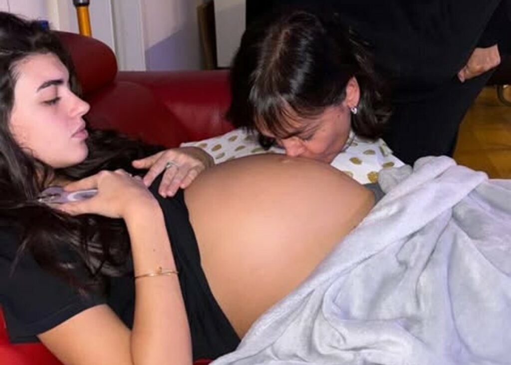 ''Mamma gli dà baci e lui salta'': Sara Barbieri, fidanzata incinta di Fabrizio Corona, mostra il tenero scatto col genitore ''Mamma gli dà baci e lui salta'': Sara Barbieri, fidanzata incinta di Fabrizio Corona, mostra il tenero scatto col genitore