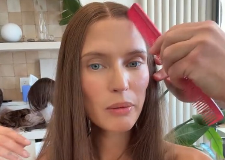 Bianca Balti dopo essersi rasata a zero mostra la nuova parrucca